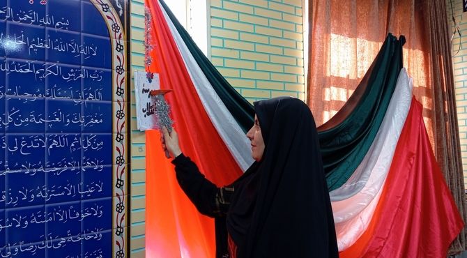 نواختن زنگ پیروزی در دبیرستان شهید بهشتی 