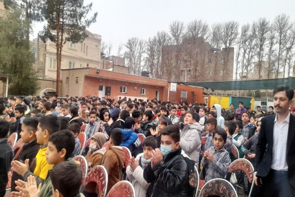 طنین شادی نیمه شعبان در مدرسه آیت الله خامنه ای پیشوا؛ تجلیل از مقام معلم و اجرای برنامه های شاد