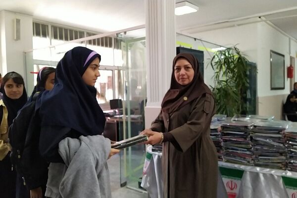 زنگ مهر و مقاومت در دبیرستان استعدادهای درخشان فرزانگان شهریار طنین‌انداز شد
