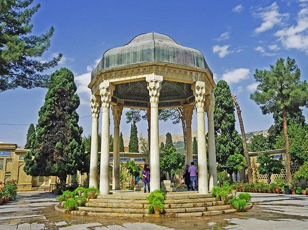 غزل‌های حافظ هنوز در جان ادبیات فارسی می‌تپند