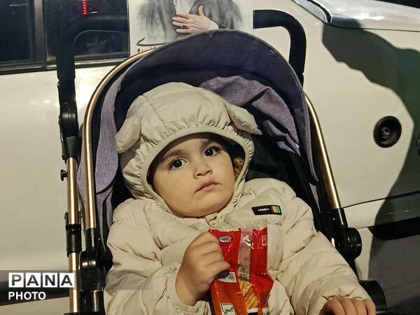 کودکان ایران حتی با کالسکه و سن کم هم پای آرمان های انقلاب اسلامی ایران ایستاده اند