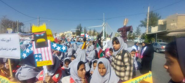حضور پرشور دانش آموزان مدارس شهرستان خاتم در راهپیمایی ۱۳ آبان 