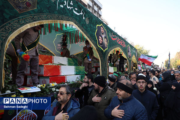 تشییع پیکرهای ۱۰۰ شهید گمنام از مقابل دانشگاه تهران
