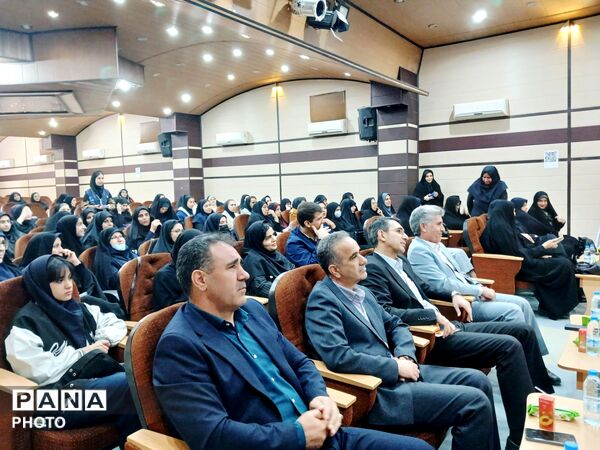 همایش الگوی سوم زن مسلمان تقدیر از بانوان فرهنگی موفق و دانش‌آموزان دختر نمونه