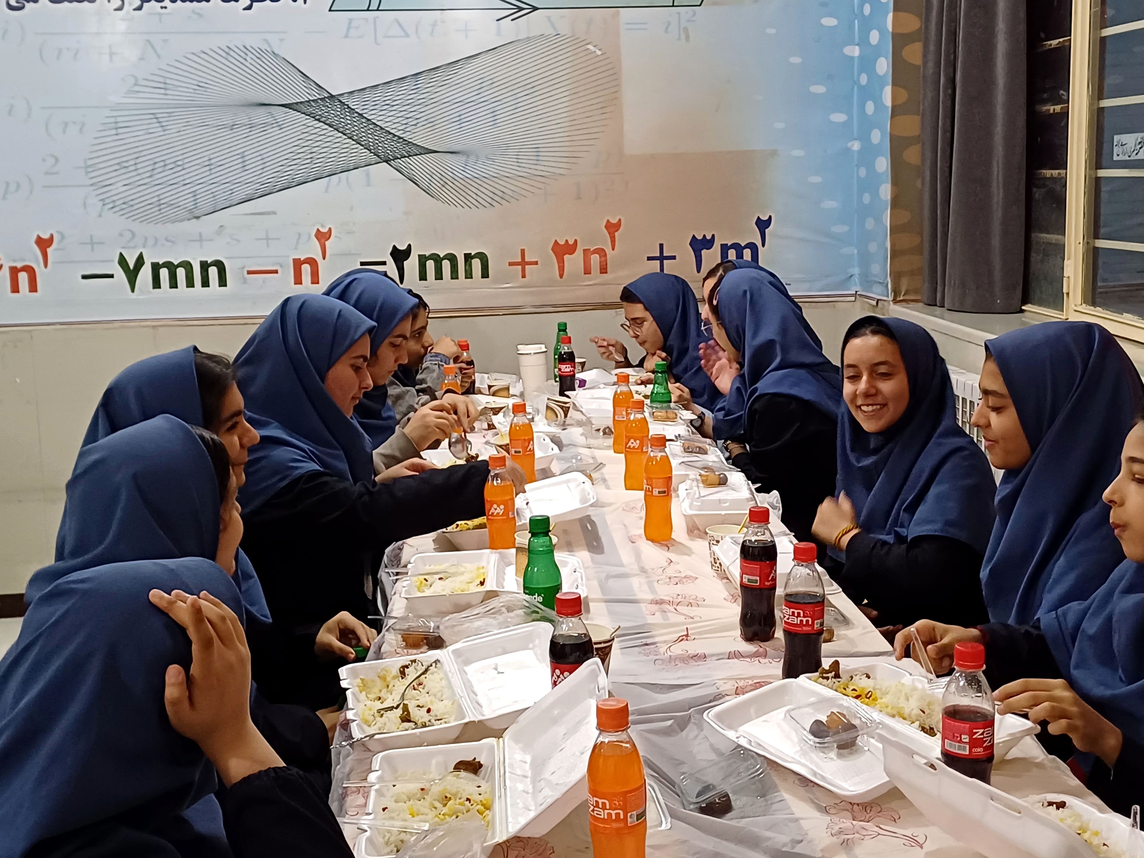 مراسم ضیافت افطاری و محفل انس با قرآن دبیرستان دخترانه‌‌ نمونه‌ دولتی سعدی 