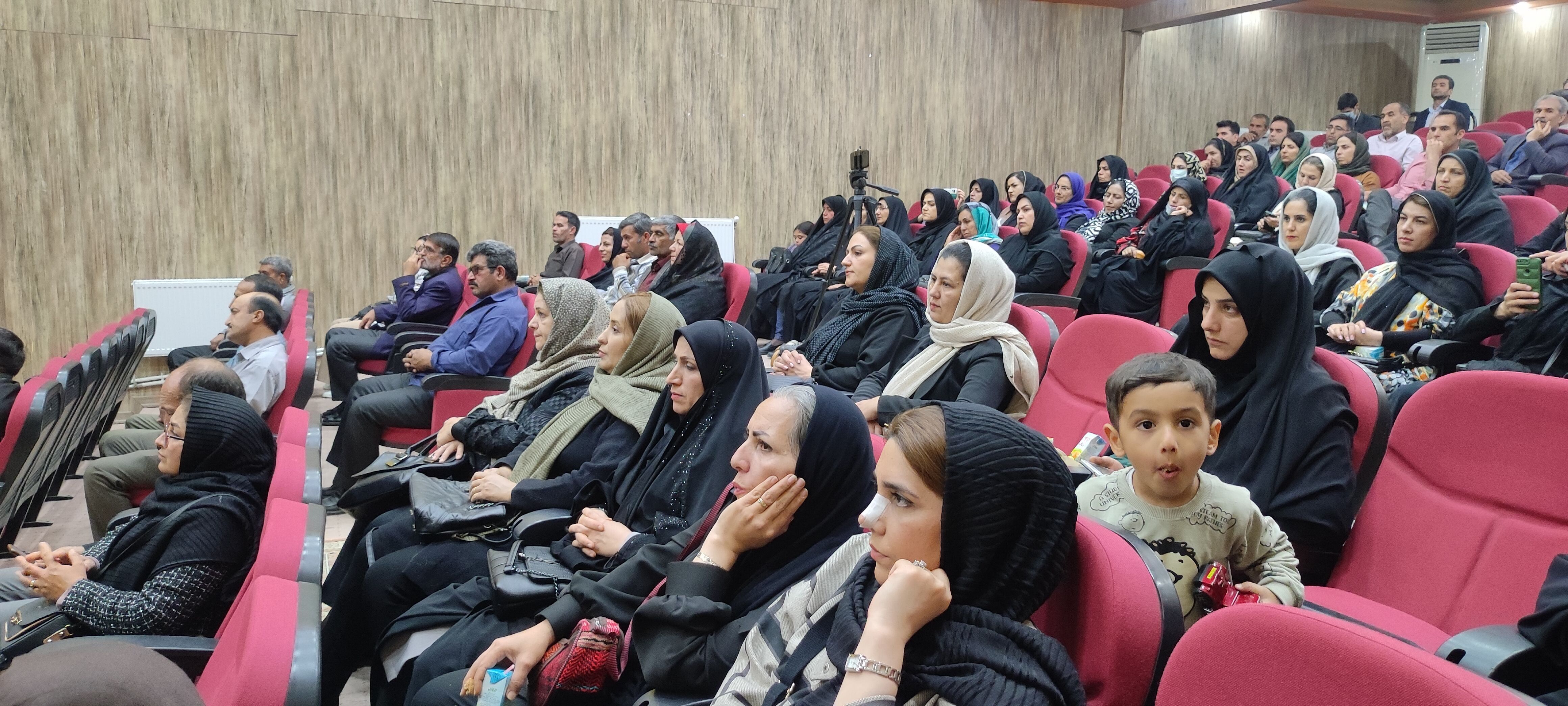 برگزاری جلسه انجمن اولیاء و مربیان دبیرستان نمونه دولتی فرزانگان شیروان