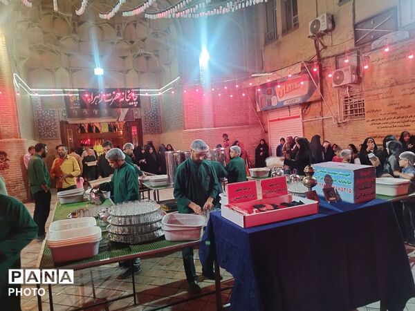خدمت‌رسانی چایخانه حضرت زهرا(س) در دویست‌و‌یازدهمین شب شهادت قائد امت اسلام