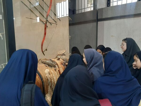 بازدید دانش آموزان  دبیرستان عصمتیه ناحیه پنج از باغ نادری 