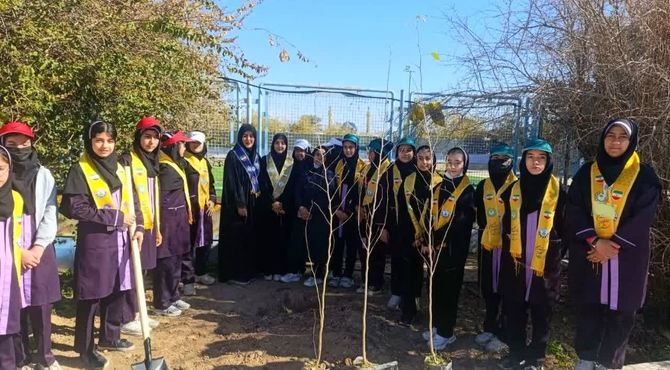 درختکاری فجرانه در مدرسه ام‌البنین جم