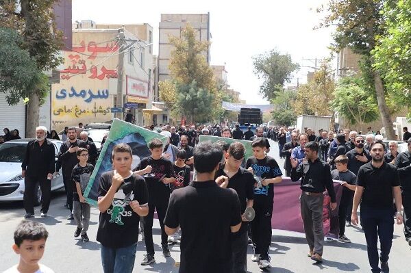 پیاده‌روی اربعین با ندای «لبیک یا حسین» درکرج برگزار شد