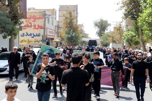 پیاده‌روی اربعین با ندای «لبیک یا حسین» درکرج برگزار شد