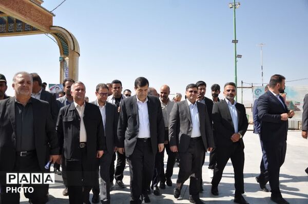استقبال اعضای خانه جوان بخش لاران از وزیر ورزش و جوانان