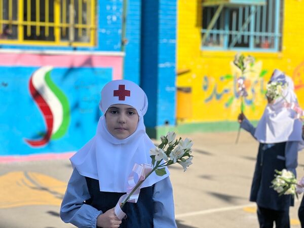 جشن ولادت حضرت زینب (س) و روز پرستار در دبستان المهدی ناحیه ۲ کرج
