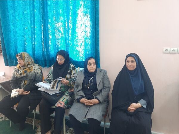 نشست صمیمی انجمن و اولیا پایه هفتم در دبیرستان فرهنگیان ناحیه۷ مشهد