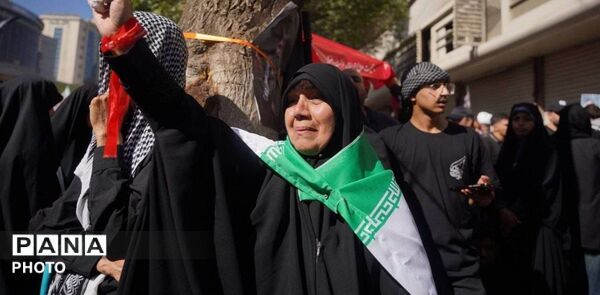 تشییع پیکر رهبر شهید انقلاب در مشهد مقدس با حضور پرشور مردم 