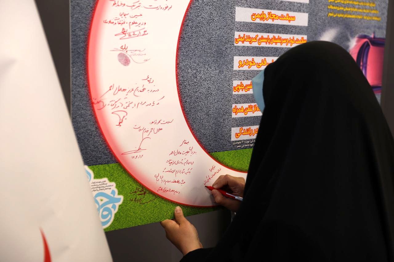 بهروزآذر: نیمی از دواطلبان هلال احمر بانوان هستند