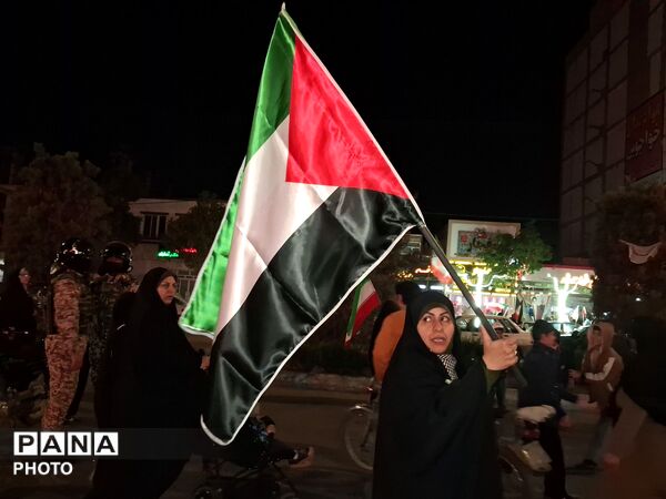 پنجاه و دو شب  در میدان پای کار ایران