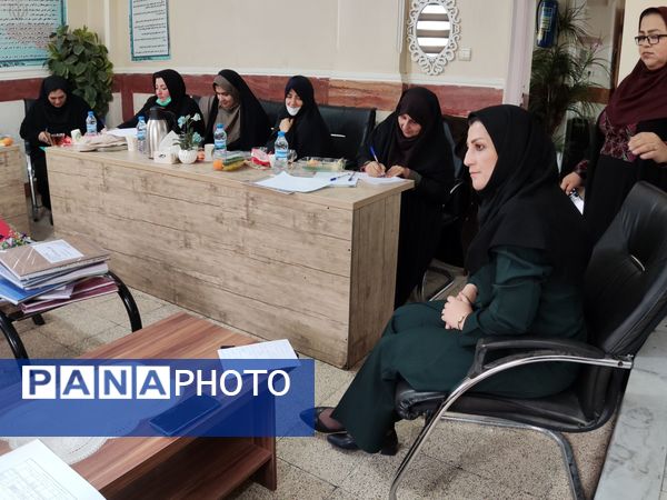 بازدید قطب کشوری مدیران از آموزشگاه شهدای معلم 2 همزمان با برپایی نمایشگاه علمی پژوهشی، انرژی های نوین، ادبیات و ریاضی