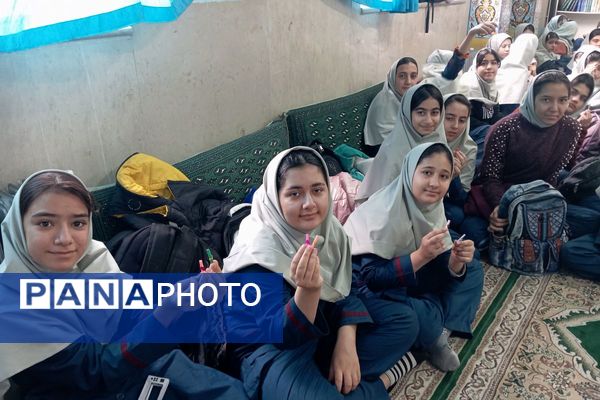 آیین گرامیداشت دهه فجر و اهدای جوایز در دبیرستان دانش‌نیا