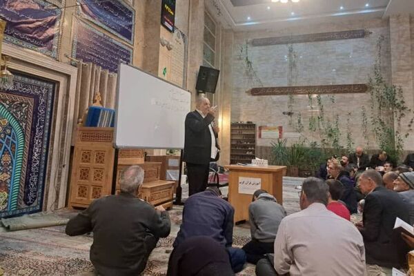 آموزش قرآن به افراد کم سواد یا بی سواد در مسجد آل یاسین 