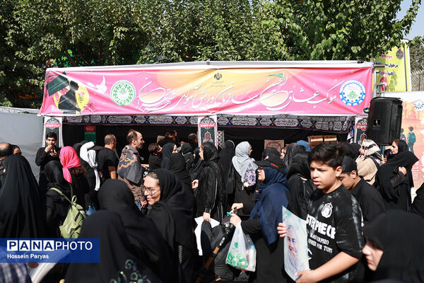 موکب «عشاق‌الحسین» سازمان دانش آموزی در راهپیمایی خانوادگی جاماندگان اربعین حسینی - تهران