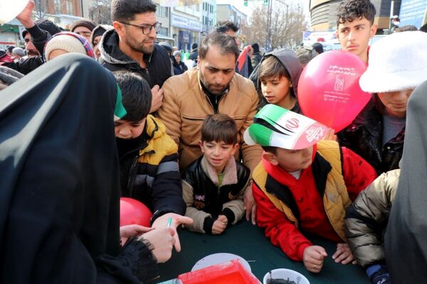 حضور گسترده کودکان و نوجوانان ارومیه‌ای در راهپیمایی ۲۲ بهمن