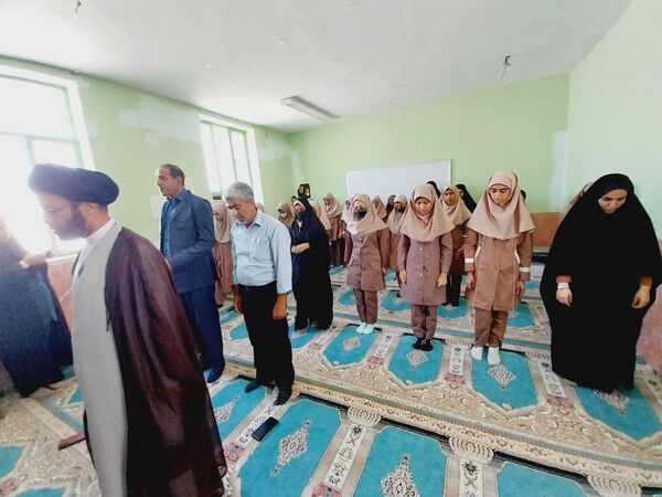 نماز جماعت در آموزشگاه شکوه زاویه فین