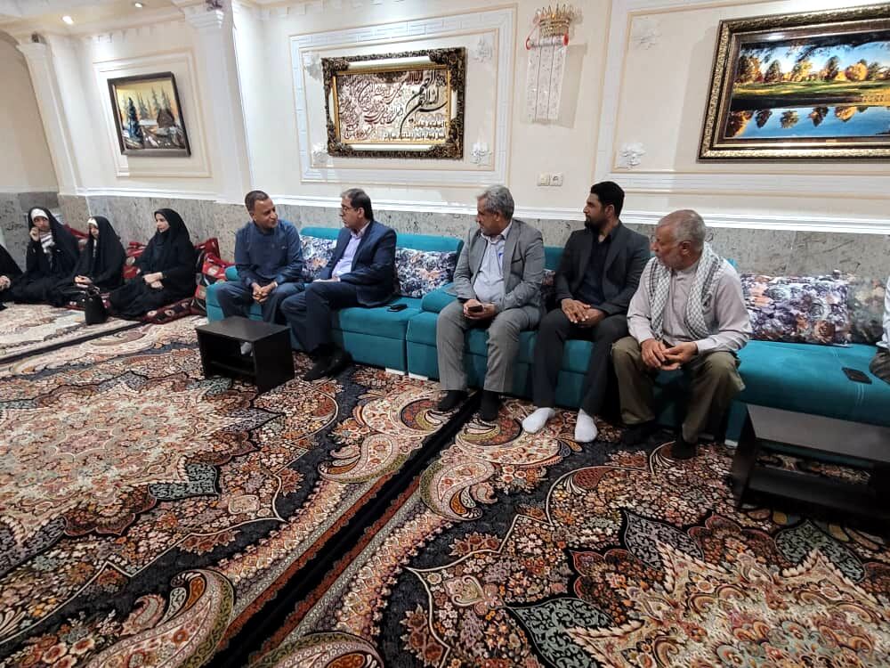 دیدار مسئولان آموزش و پرورش ناحیه یک بندرعباس با خانواده شهید رضا زارعی