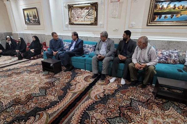 دیدار مسئولان آموزش و پرورش ناحیه یک بندرعباس با خانواده شهید رضا زارعی