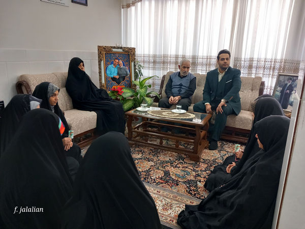 دیدار دختران رای اولی قم با خانواده شهید آقازاده نژاد