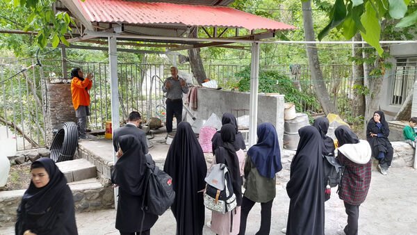 بازدید دانش‌آموزان جعفرآباد از کارگاه گلاب‌گیری روستای «بنابر»