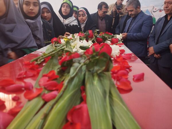 آخرین وداع دانش‌آموزان تبریزی با شهدای گمنام 