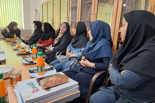 جلسه انجمن اولیا و مربیان و هیات امنا برای فردای دانش‌آموزان دبیرستان پویش شیراز 