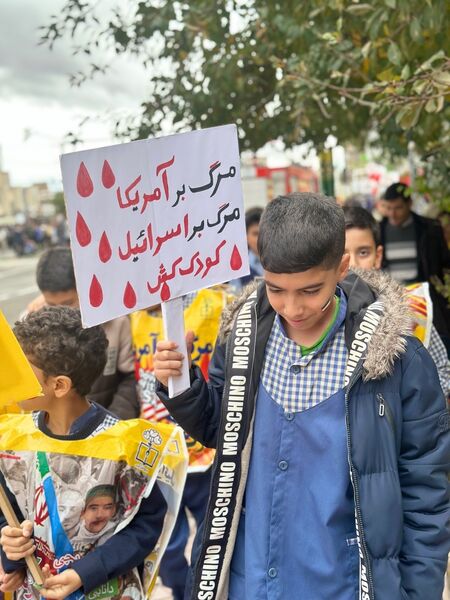 حضور دانش‌آموزان زنجانی در راهپیمایی روز ۱۳ آبان 