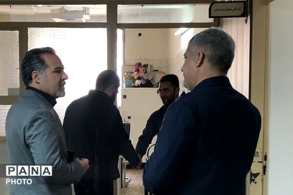 بازدید و عرض تبریک مدیر آموزش و پرورش ناحیه دو شهرری از کارکنان اداری