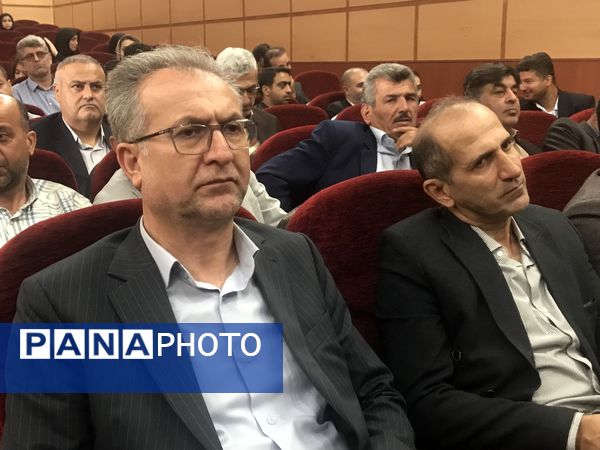 همایش تجلیل از مدیران و کارکنان نمونه شهرستان محمودآباد 