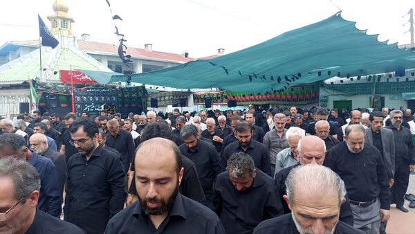 اقامه نماز ظهر عاشورا در محمودآباد 