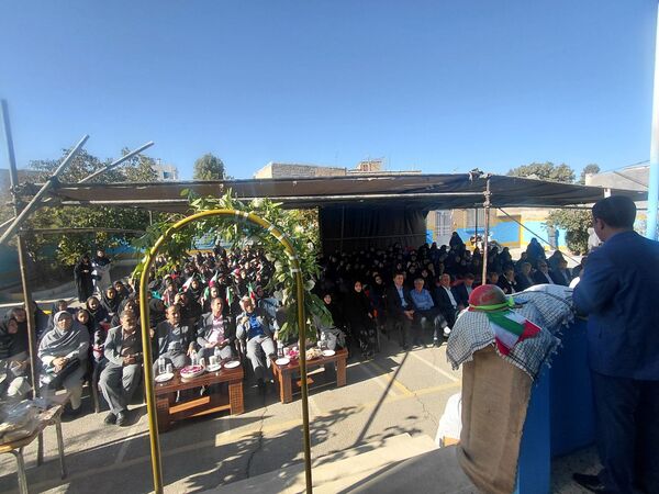 مراسم بازگشایی مدارس و جشن عاطفه‌ها در مدرسه نمونه دولتی خدیجه الکبری(س) قروه