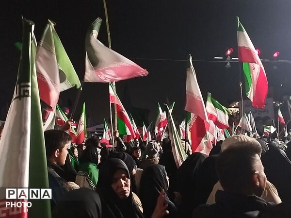 حضور مردمان محله های مختلف در چهارراه برق مشهد