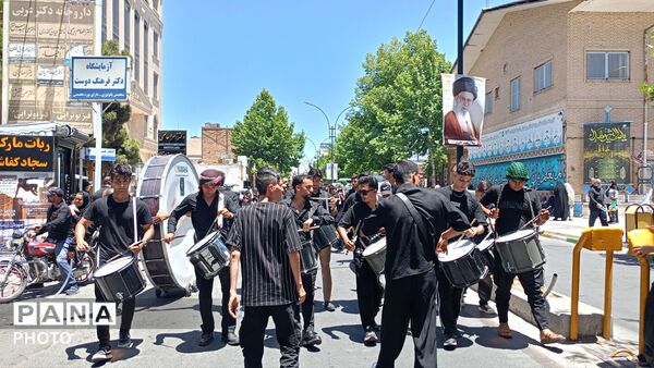 خیابان ها غرق در نوای طبل ها