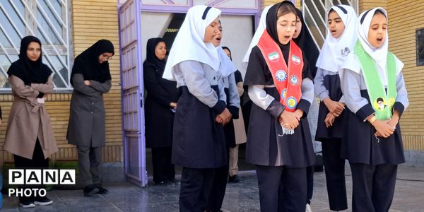 تقدیراز مربی پرورشی مدرسه فاطمه الزهرا(س) در هفته امور تربیتی