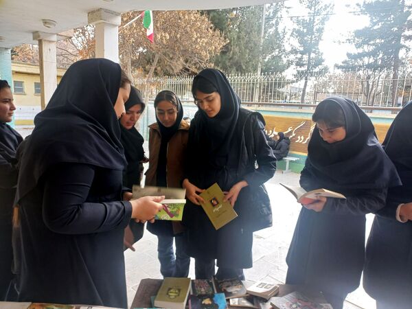افتتاح «کافه‌کتاب» دبیرستان شهیده مریم فرهانیان