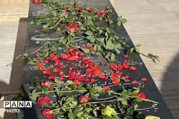 تجدید میثاق با خون شهدا؛ گلباران گلزار شهدای فیروزکوه همزمان با هفته دفاع مقدس
