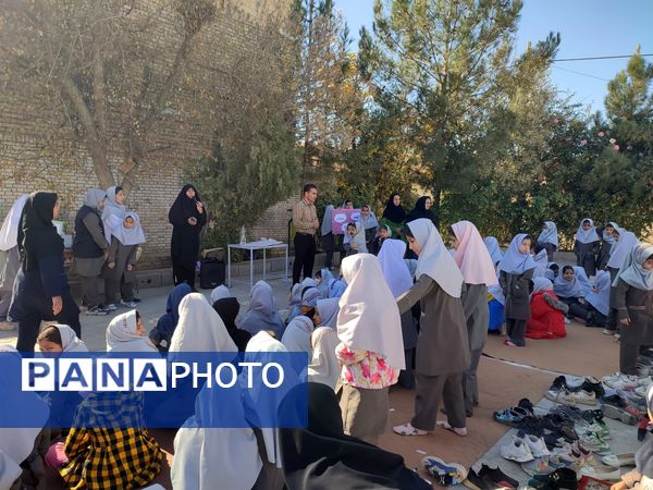 شور و هیجان در حیاط مدرسه