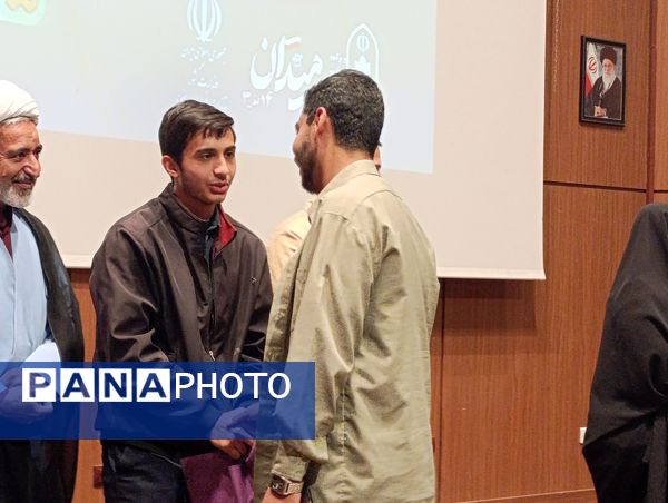 مراسم تقدیر از دانش‌آموزان و مدیران مدارس فعال در طرح گام‌های عاشقی