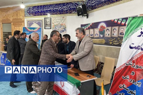 دهه فجر در آینه خدمات مردمی؛ برپایی میز خدمت و ایستگاه صلواتی