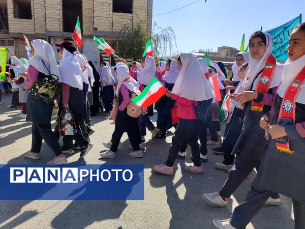 حضور گسترده دانش آموزان سورشجان در راهپیمایی ۱۳ آبان؛ فریاد ایستادگی در برابر استکبار جهانی