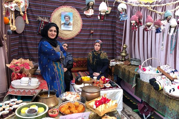 برگزاری بازارچه همدلی با کودکان غزه در دبستان آزاده ناحیه دو شهرری 