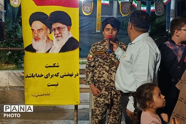 اجتماع پرشور دانش‌آموزان دبستان پسرانه مرصاد۱ در غرفه شهدای دانش آموز ورامین 