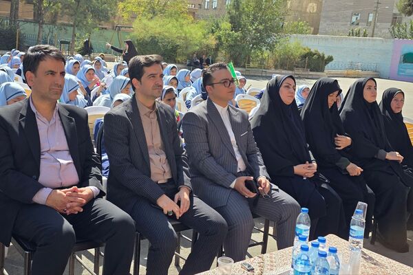 جشن عاطفه‌ها؛ لبریز از مهربانی در دبستان دخترانه قدر بهارستان ۲
